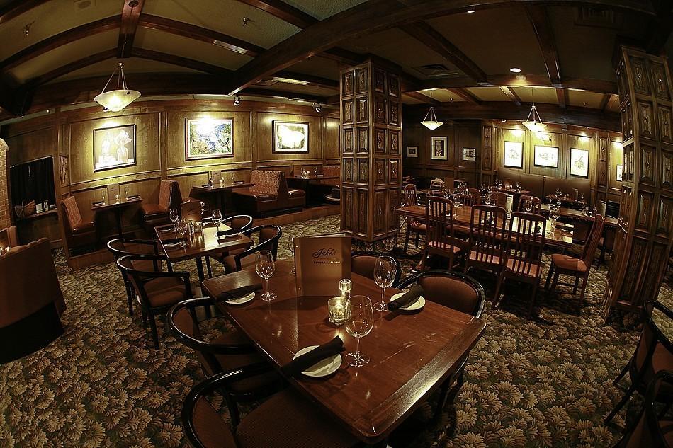 Compass Point Inn - 서레이 레스토랑 사진