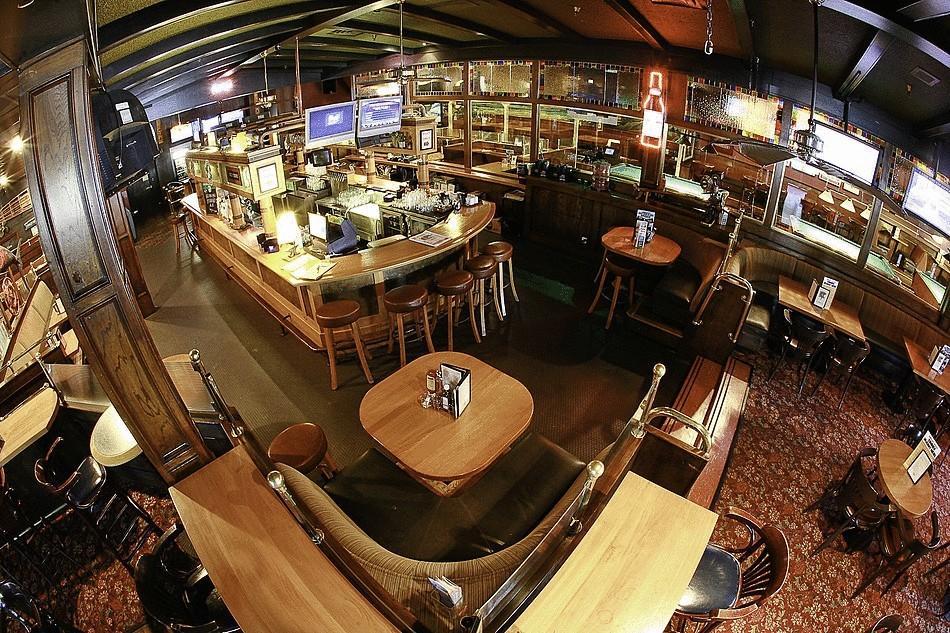 Compass Point Inn - 서레이 레스토랑 사진