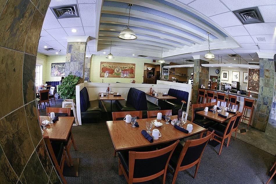 Compass Point Inn - 서레이 레스토랑 사진